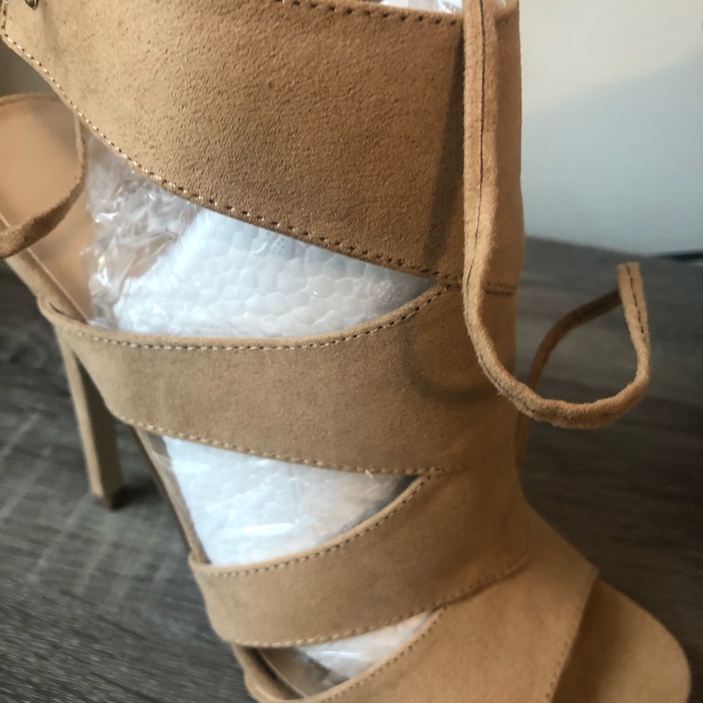 🌟 Brand New 🌟 Shoe Dazzle size 9 Heel!